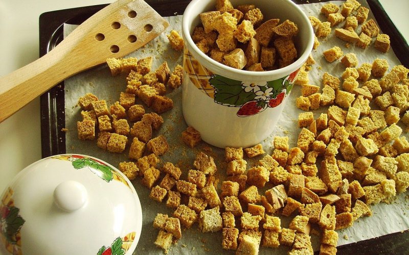 Hur man gör krutonger och ströbröd Med Gammalt Bröd